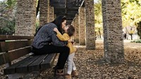 <p>Sweet banget si Bjorka yang lagi nyium Mama Sabai.(Foto: Instagram @ sabaidieter)</p>