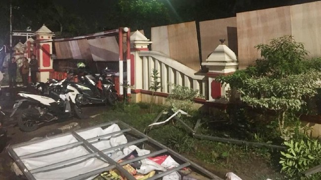 Massa tak dikenal mendatangi Polsek Ciracas, Jaktim, Selasa (11/12) malam lalu melakukan perusakan dan pembakaran. Polisi masih mengidentifikasi massa tersebut.