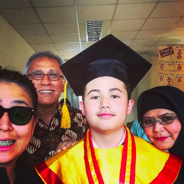 <p>Sang istri, Rosana, atau yang akrab dipanggil Yos ini dinikahi Iwan Fals sejak 1980. Pernikahan mereka dikaruniai tiga buah hati, Galang, Cikal dan Raya. Sayang, anak sulungnya Galang harus pergi selamanya saat usia 15 tahun. (Foto: Instagram/cikal)</p>