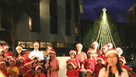 Pohon Natal LED Setinggi 18 Meter Curi Perhatian di Bali