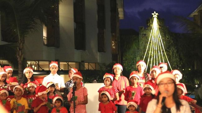 Pohon Natal Led Setinggi 18 Meter Curi Perhatian Di Bali