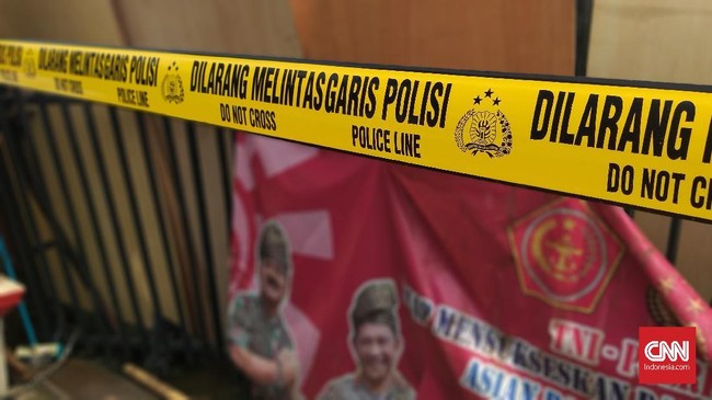 Garis polisi dipasang oleh anggota Polri dan anggota Polisi Militer. Sejak bagi gedung Polsek Ciracas juga ditutupi triplek.