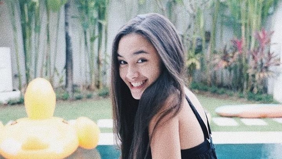 Caitlin Halderman merasakan ada sosok makhluk halus, usai ia berfoto bersama pemain film DreadOut lainnya.