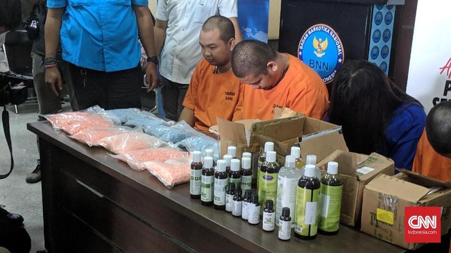BNN menyita 22 botol minyak biji ganja yang dikirim lewat jasa paket dari Jerman dan menggolongkannya sebagai zat haram meski tak masuk lampiran UU Narkotika.
