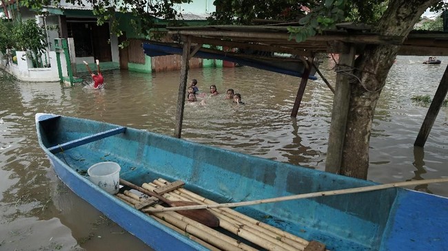 Sebanyak lima kecamatan di Cilacap diterjang banjir akibat hujan deras yang terjadi sejak Senin kemarin. Dua kecamatan lain terkena bencana tanah longsor.