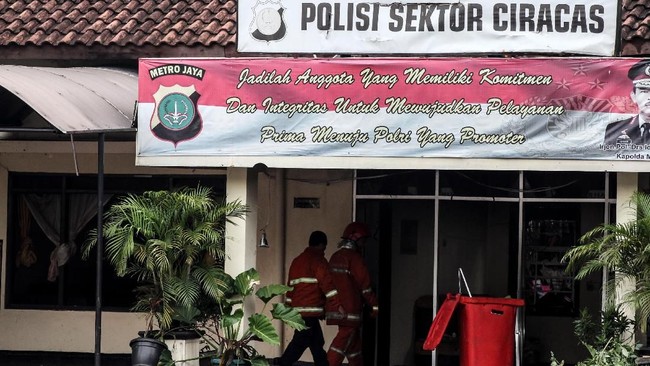 Dua jurnalis menjadi korban penganiayaan massa saat meliput perusakan dan pembakaran Mapolsek Ciracas. AJI mendorong dua jurnalis melapor ke polisi.