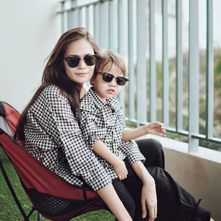 <p>Sabai Morscheck suka banget nih berpakaian samaan dengan anaknya, kompak banget kan? Nggak ketinggalan kacamata hitam, biar makin keren. (Foto: Instagram @ sabaidieter)</p>