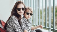<p>Sabai Morscheck suka banget nih berpakaian samaan dengan anaknya, kompak banget kan? Nggak ketinggalan kacamata hitam, biar makin keren. (Foto: Instagram @ sabaidieter)</p>