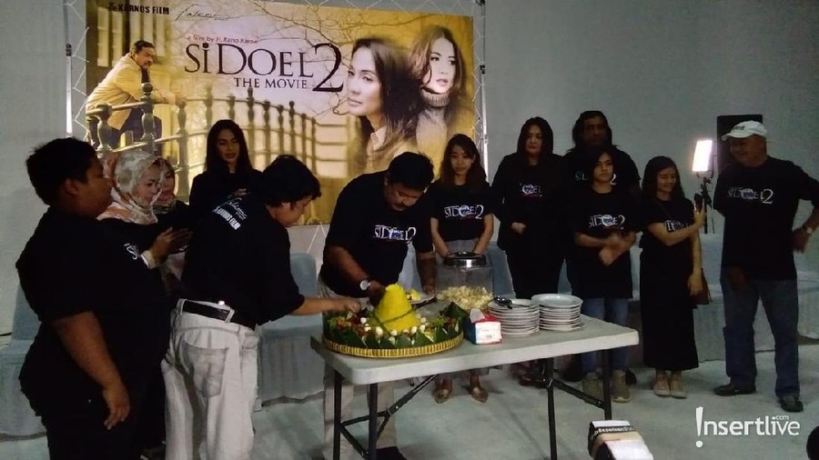 Para pemain Si Doel The Movie 2 melakukan proses syuting hari pertamanya di Studio Toha, Tangerang Selatan, Rabu (12/12).