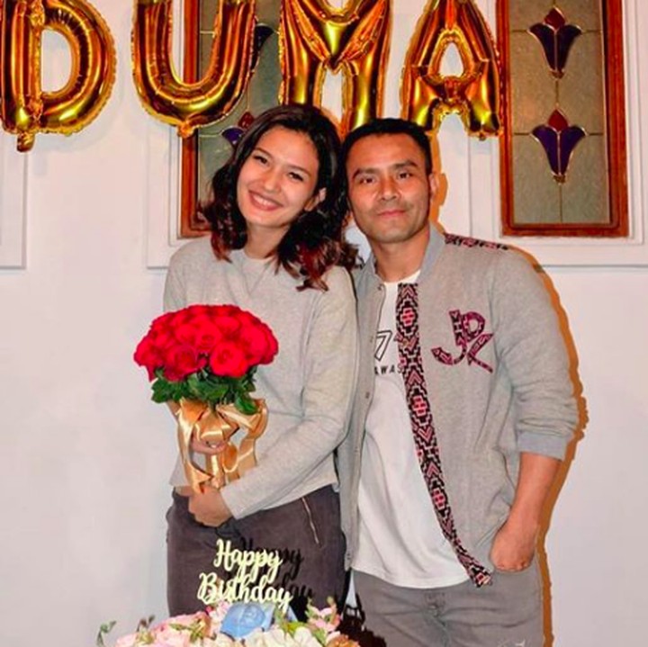 <p>So sweet deh, saat berulang tahun ke-35 pada September lalu, Duma diberi bunga oleh Judika lho. (Foto: Instagram/duma_riris)</p>