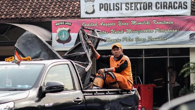 Koalisi Masyarakat Sipil mendorong keberanian Polri untuk juga mengusut pelaku perusakan rumah keluarga tersangka pengeroyokan anggota TNI.