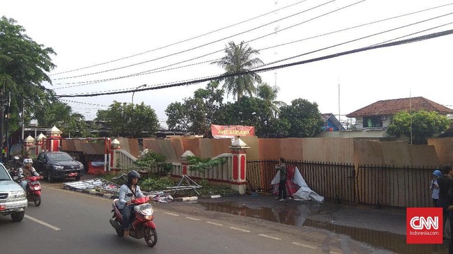 Sejumlah triplek berjejer menutupi kantor Polsek Ciracas pagi ini. Beberapa jam sebelumnya, massa tak dikenal menyerang dan merusak kantor Polsek Ciracas.