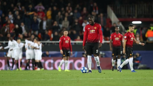 Manchester United untuk sementara tertinggal 0-1 dari Valencia pada laga pamungkas Grup G Liga Champions di Stadion Mestalla, Rabu (12/12) waktu setempat.