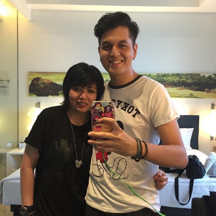 <p>Senyum <a href="https://hot.detik.com/music/d-4086452/kevin-julio-serius-jalani-band-post-rock?_ga=" target="_blank">Kevin</a> mirip ya sama Bunda Nancy, sama-sama lucu. (Foto: Instagram @nancykeju)</p>