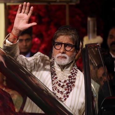 Amitabh Bachchan Gantikan Rishi Kapoor Bintangi Remake 'The Intern'