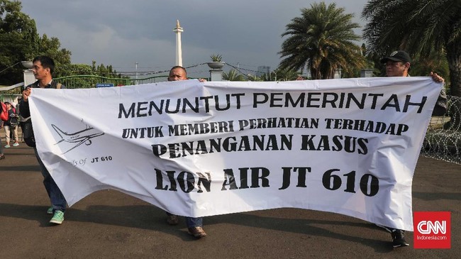 Keluarga korban Lion Air PK-LQP berdemo di depan Istana Merdeka dan meminta Presiden Jokowi menekan Lion Air melunasi santunan dan mencari kembali korban.