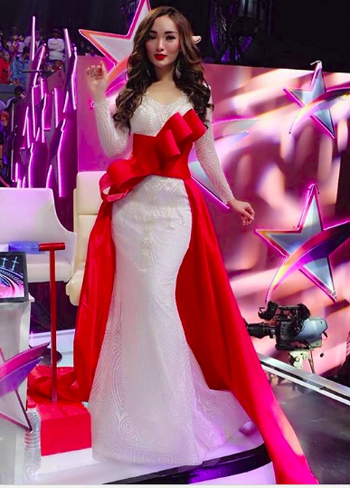 Mengintip tujuh gaun warna-warni Zaskia Gotik di atas panggung&period;