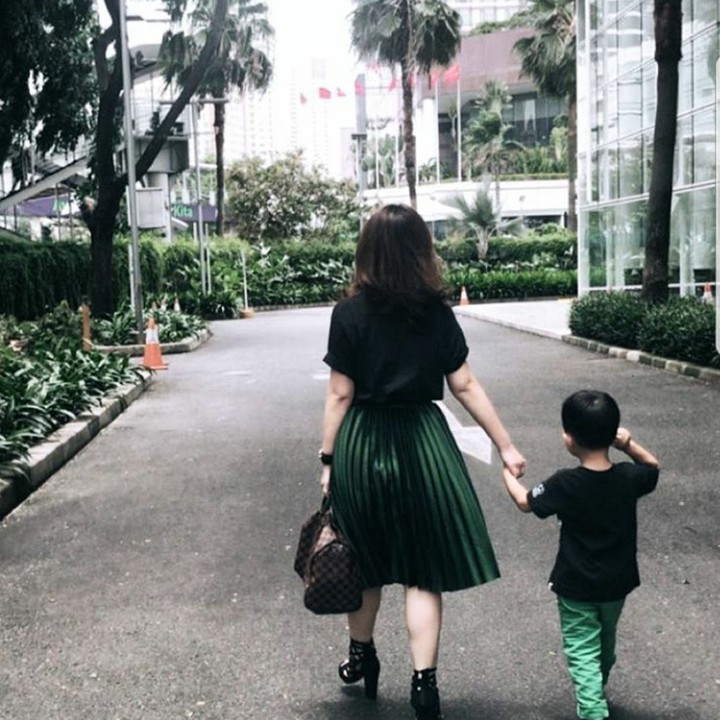 <p> Wah kompak banget nih Bunda Grace dengan Kenzo, pakai pakaian dengan nuansa hijau. (Foto: Instagram @gracenat)</p>