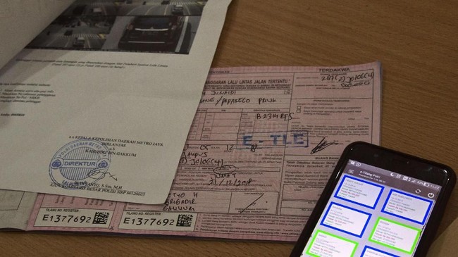 Polri menyatakan konfirmasi tilang ETLE tidak dikirim melalui SMS, melainkan Whatsapp atau email.