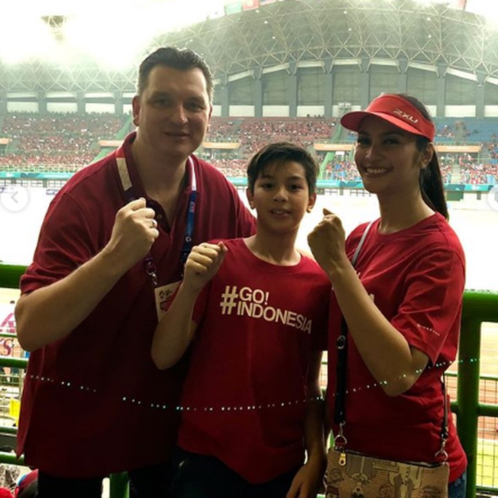 <p>Untuk mendukung Timnas Indonesia, <a href="https://food.detik.com/foto-kuliner/d-4147250/duh-gantengnya-eddy-meijer-anak-maudy-koesnaedi-yang-suka-makan" target="_blank">Maudy Koesnaedi</a> dan keluarganya menonton langsung pertandingan bola di Stadion Patriot Candrabaga, Bekasi. Seru ya! (Foto: Instagram @ maudykoesnaedi)</p>