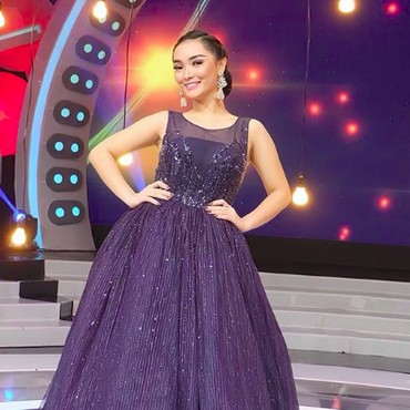 7 Gaun Warna-warni Zaskia Gotik di Panggung