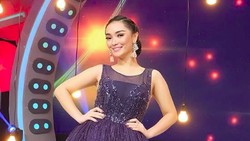 7 Gaun Warna-warni Zaskia Gotik di Panggung