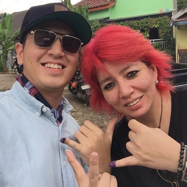 <p>Pasti habis nyoblos ya? He-he-he. Kevin sama Bunda Nancy kayak temen kan di foto ini? (Foto: Instagram @nancykeju)</p>