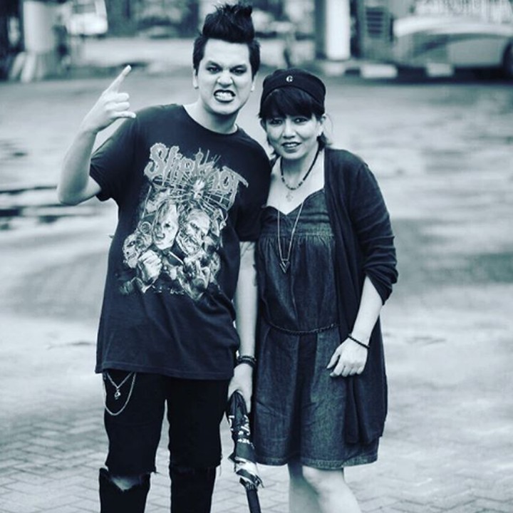 <p>Wow, rock and roll banget nih gayanya Kevin Julio dan Bunda Nancy. (Foto: Instagram @nancykeju)</p>