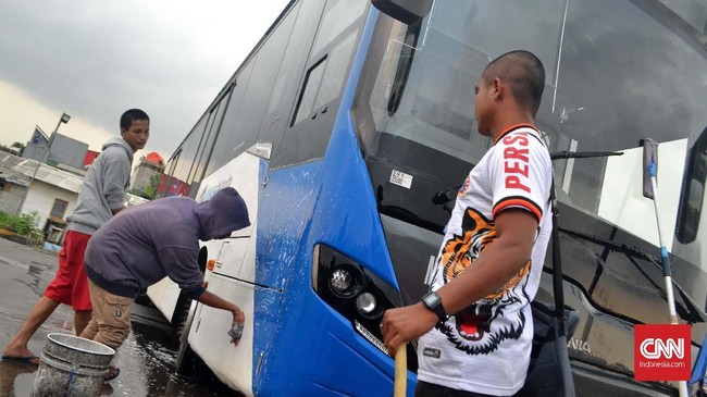 Dirut Transjakarta Agung Wicaksono meminta oknum suporter Persija Jakarta yang mencoret bus Transjakarta segera ditemukan.