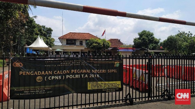 Pelayanan masyarakat di Polsek Ciracas sudah normal seharis setelah dirusak massa tak dikenal. Anggota TNI berjaga-jaga di halaman Polsek Ciracas.