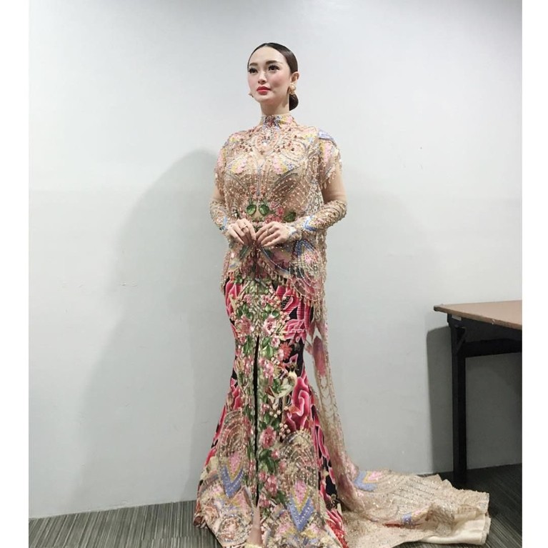 7 Gaun Warna-warni Zaskia Gotik di Panggung Mengintip tujuh gaun warna-warni Zaskia Gotik di atas panggung.