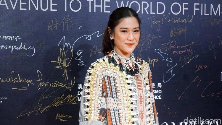 Dian Sastro berkomunikasi dengan anaknya yang menyandang autisme lewat seni.