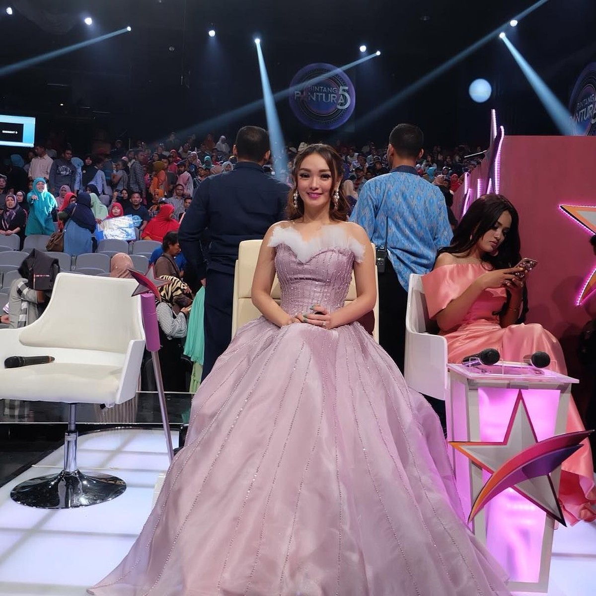 Mengintip tujuh gaun warna-warni Zaskia Gotik di atas panggung&period;
