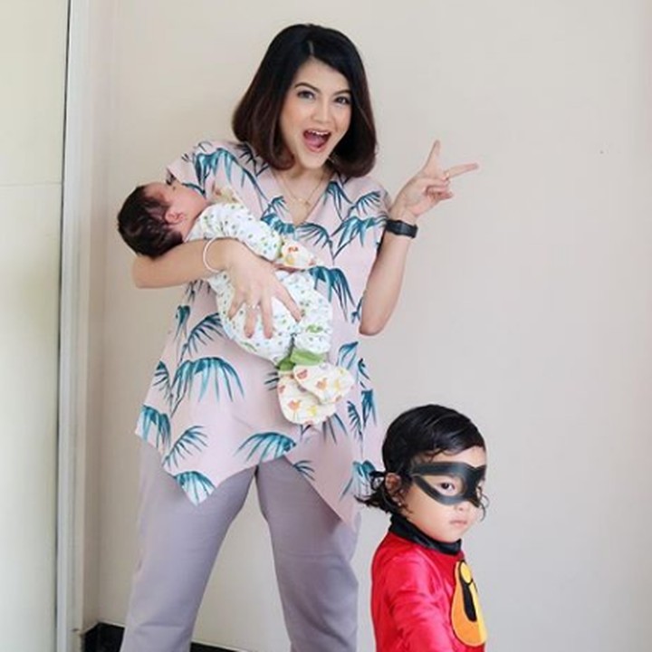 <p>Keseruan Tania Putri saat menghabiskan waktu bareng si keci. (Foto: Instagram @ taniaputri1707)  </p>