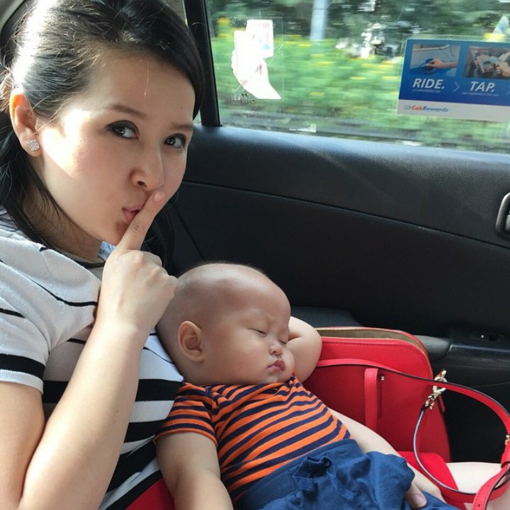 <p>Sssstt jangan berisik, nanti Kenzo bangun! he-he-he. (Foto: Instagram @gracenat)</p>