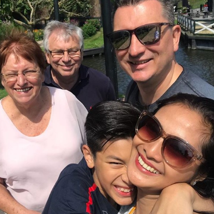 <p>Berlibur ke Belanda, nggak lupa untuk mengabadikan foto bersama kakek dan nenek Eddy Meijer. (Foto: Instagram @ maudykoesnaedi)</p>