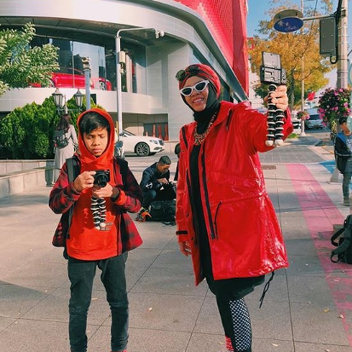 <p>Jalan-jalan ke Korea, Bunda Geni nggak lupa untuk nge-Vlog bareng dengan Fateh Halilintar. (Foto: Instagram @ genifaruk)</p>