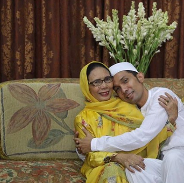 <p>Hangat banget nih pelukan<a href="https://hot.detik.com/celeb/d-4094816/indra-herlambang-ingin-ada-raisa-hingga-isyana-saravati-di-pernikahannya?_ga=" target="_blank"> Indra Herlambang</a> untuk sang bunda. (Foto: Instagram @indraherlambang)    </p>