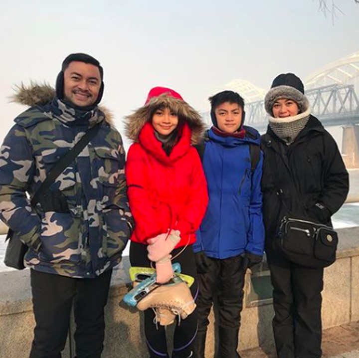 <p>Dian Nitami dan Anjasmara sangat mendukung kegiatan Sasi berseluncur es. Bahkan sampai menemaninya ke China. (Foto: Instagram @sasiasmara)</p>