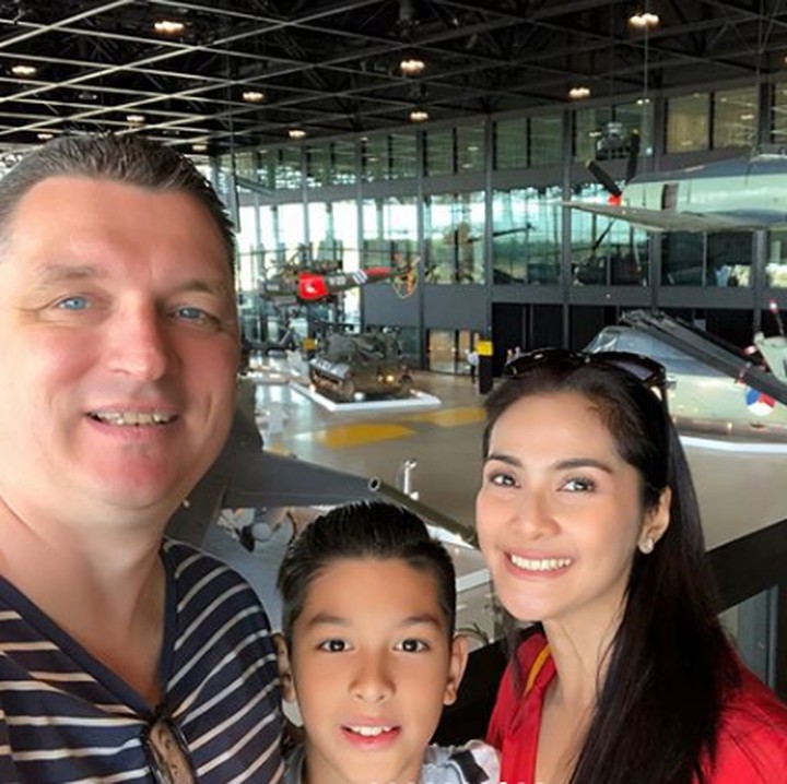 <p>Selama di Belanda, Maudy Koesnaedi dan keluarga menyempat diri untuk mengunjungi Museum Militer Nasional Netherland. (Foto: Instagram @ maudykoesnaedi)</p>