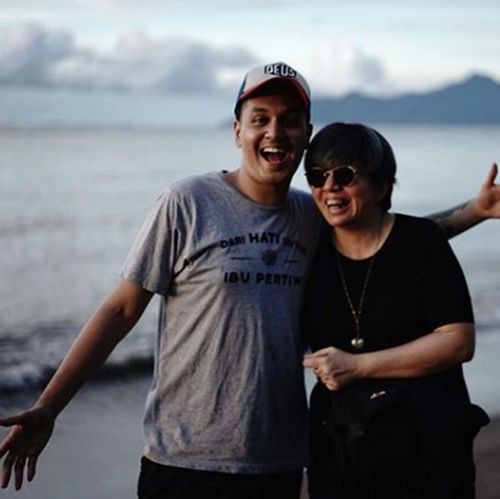 <p>Asyik banget ya main ke pantai sama bunda. (Foto: Instagram @kevinjulio1993)</p>