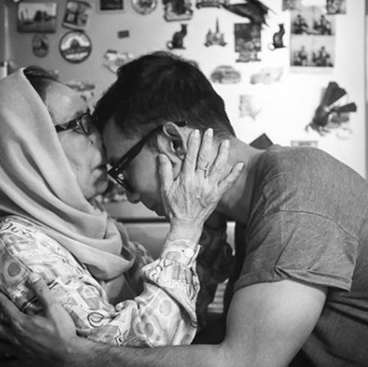 <p>Duh romantis banget sih pose cium kening ini. Bikin kangen ibu deh he-he-he. (Foto: Instagram @indraherlambang)  </p>