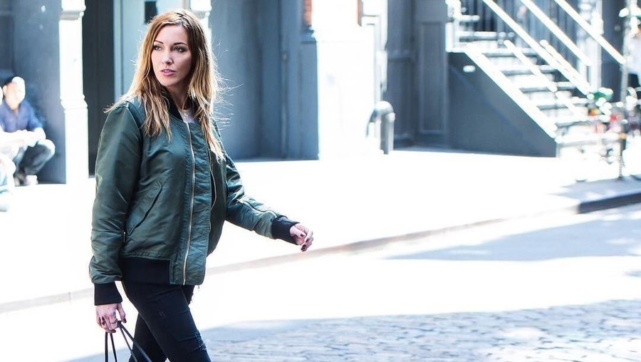 Gaun pernikahan aktris cantik, Katie Cassidy, dibuat selama lebih dari 330 jam. Insertizen mau tau seperti apa gaunnya?