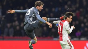 Tendang Pemain Ajax Ala Bruce Lee, Mueller Diusir Wasit