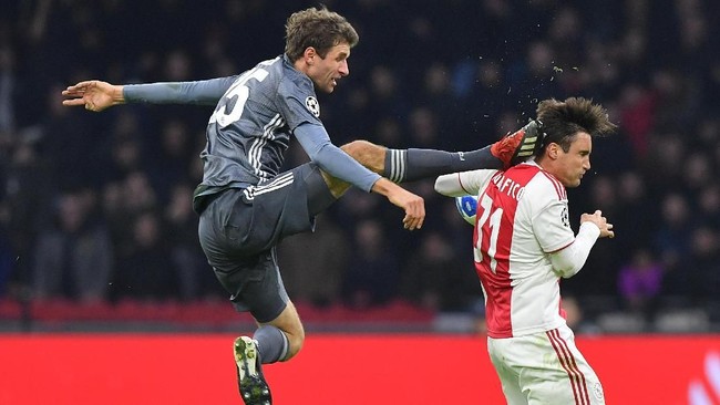 Pemain Bayern Munchen Thomas Mueller diusir wasit usai menendang bek kiri Ajax Amsterdam secara berutal dalam laga terakhir Grup E Liga Champions.