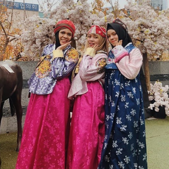 <p>Makin seru, Bunda Geni dan kedua anak perempuannya menjajal baju Hanbok khas Korea.  (Foto: Instagram @ genifaruk)  </p>