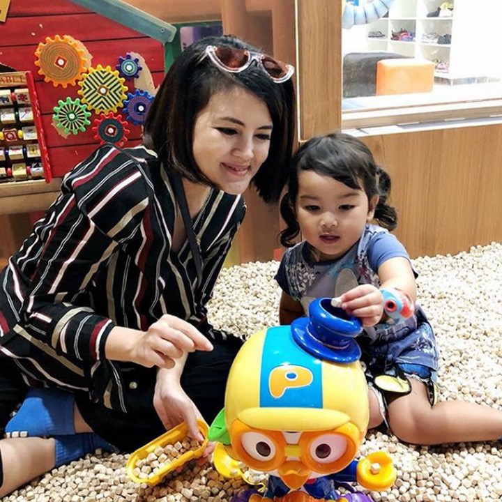 <p>Waktu berlibur ke Singapura, <a href="https://hot.detik.com/celeb/d-3888169/pesona-tania-putri-dari-kepompong-kini-jadi-hot-mom" target="_blank">Tania Putri</a> dan kakak Leya menyempatkan diri mengunjungi Pororo Park nih. (Foto: Instagram @ taniaputri1707)  </p>