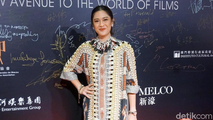 Dian Sastrowardoyo bersama Oka Antara saat menghadiri acara Film Festival Macau.