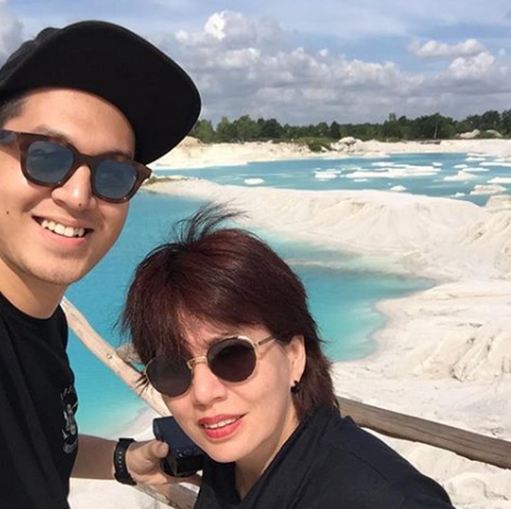 <p>Seru nih, Kevin dan Bunda Nancy liburan ke Danau Kaolin di Belitung. (Foto: Instagram @nancykeju)</p>