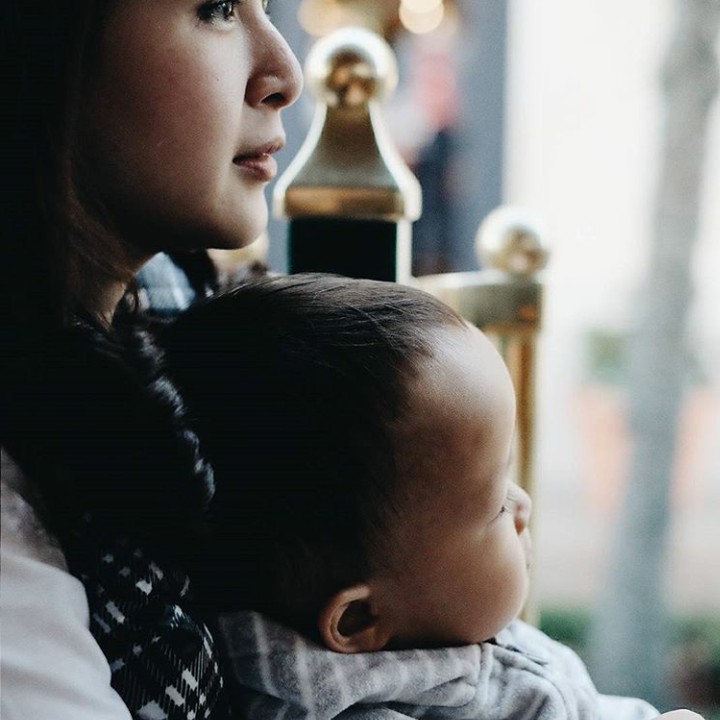 <p>Lagi mandangin apa sih Kenzo dan Bunda Grace? Fokus banget he-he-he. (Foto: Instagram @gracenat)</p>